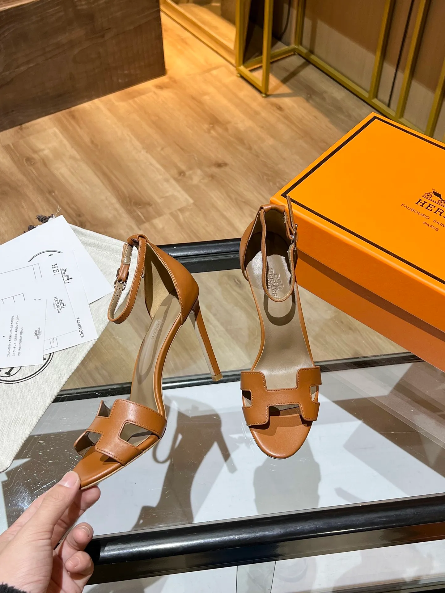 👟👟Ex-factory price 600👟👟 Hermès high-heeled sandals Hermès high-heeled shoes are the simplest, most durable and elegant I have ever seen! ! ! It can hold any style, and the height of 10.5cm is easy to control. Each color has its own unique style. You must buy this one, it is really easy to wear and look good! size: 35-40 (34.40.41 customization is non-returnable and non-exchangeable)